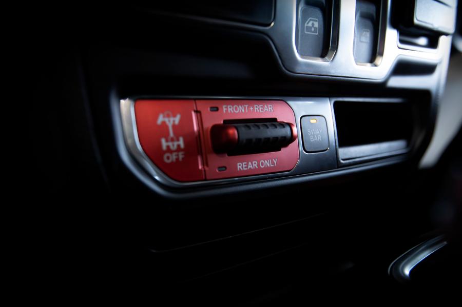 Детали интерьера Jeep Wrangler Rubicon (JL) 2018 года  (JP) (фото 13 из 22)